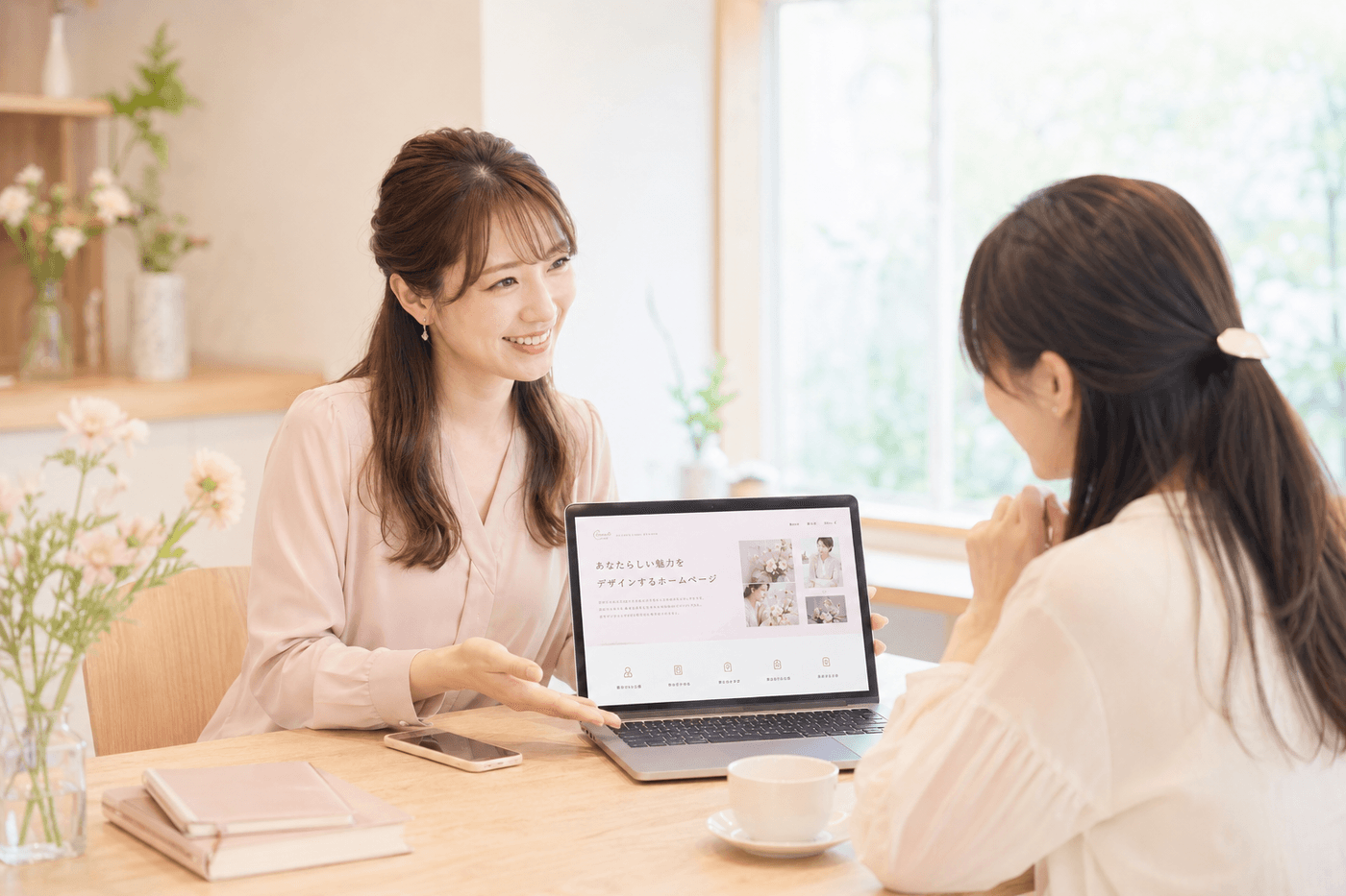 ホームページの画面を見せながら相談内容を聞いている女性